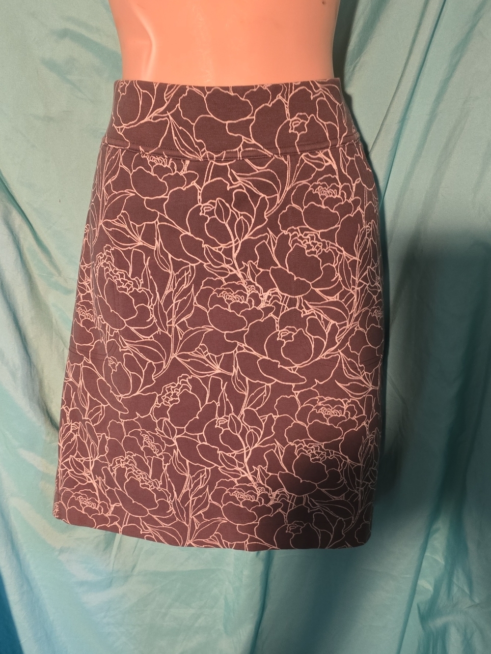 Duluth Trading Company Gray And White Outline Abstract Art Skort Size S